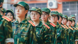 烈日下的青春勋章