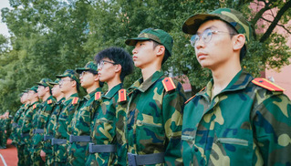 迷彩下的帽檐
