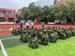 院领导深入军训现场走访慰问军训...