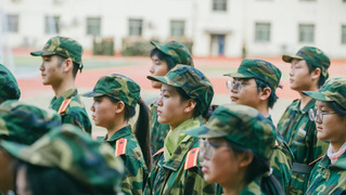军训帽檐下的光影