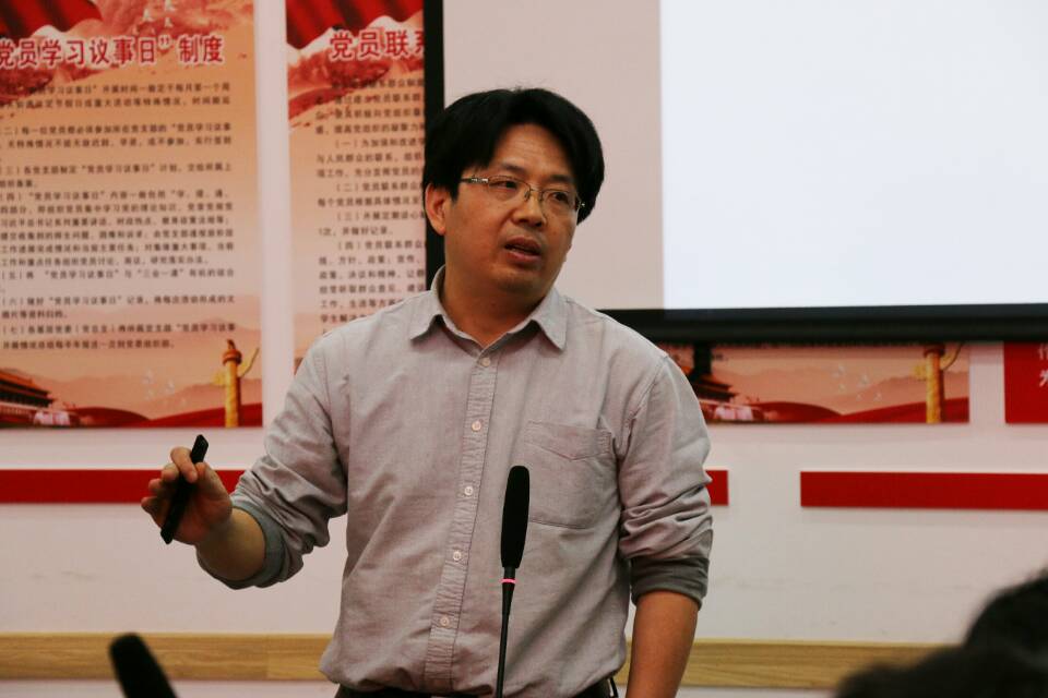 世界华文创意写作协会秘书长许道军莅临我校讲学指导