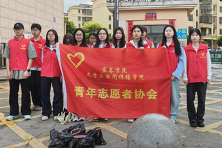 文传学院开展“河小青”巡河净滩...